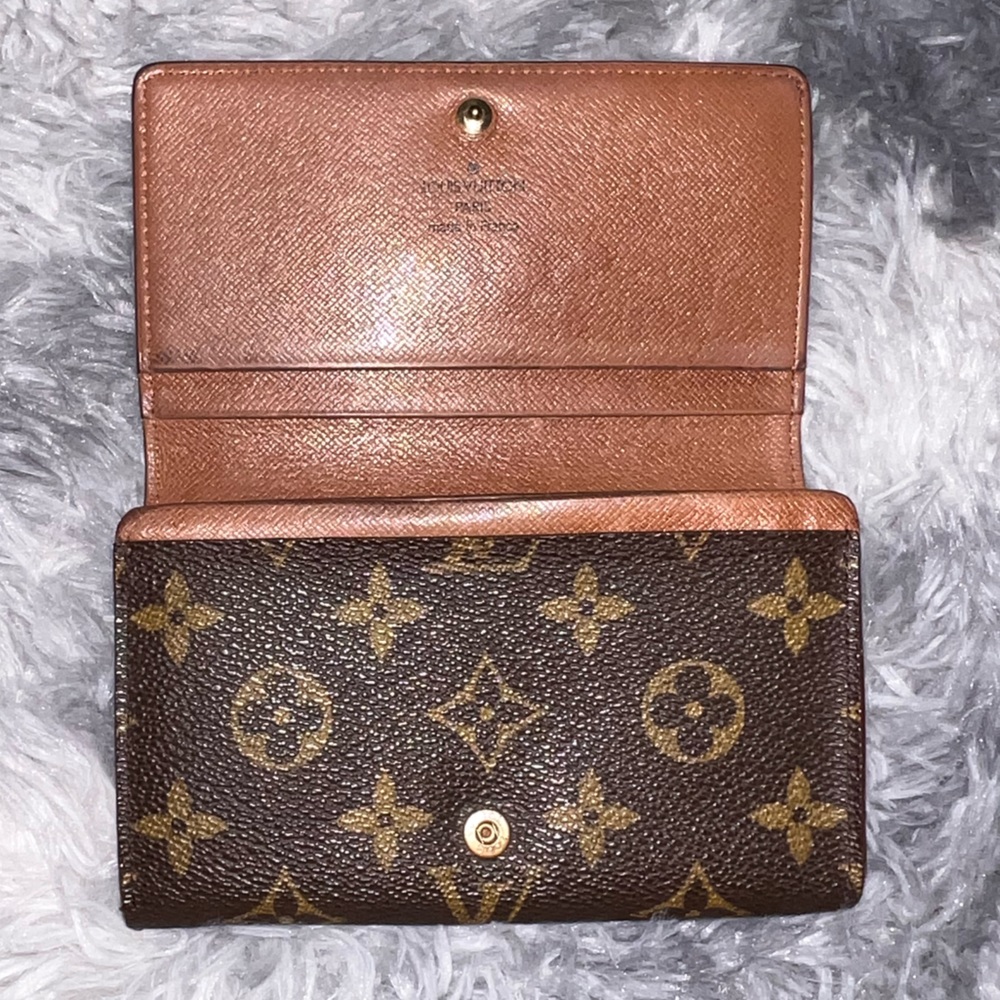 LV Monogram Wallet CHAIN NOT INCLUDED - Picture 3 of 11